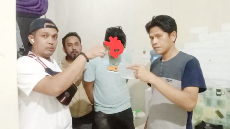 PENGEDAR— Tim Rajawali Polresta Padang saat meringkus pengedar pil ekstasi.