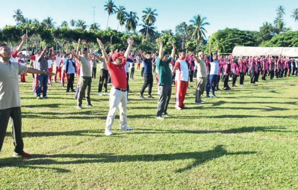 Bangun Sinergitas, TNI-Polri-Forkopimda di Agam Berolahraga Bersama 1 OLAHRAGA BERSAMA— Kepolisian Resor (Polres) Agam bersama Tentara Nasional Indonesia (TNI) dan Forkopimda setempat melaksanakan olahraga bersama di lapangan GOR Rang Agam, Rabu (24/5).