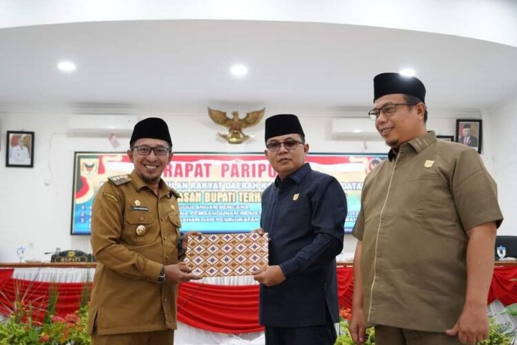 ”Dikepung” Bencana, Pemkab Tanah Datar Siapkan Ranperda Penanggulangan Bencana 1 SERAHKAN RANPERDA— Bupati Tanahdatar Eka Putra menyerahkan naskah ranperda pada pimpinan DPRD Tanahdatar Anton Yondra, SE,.MM.