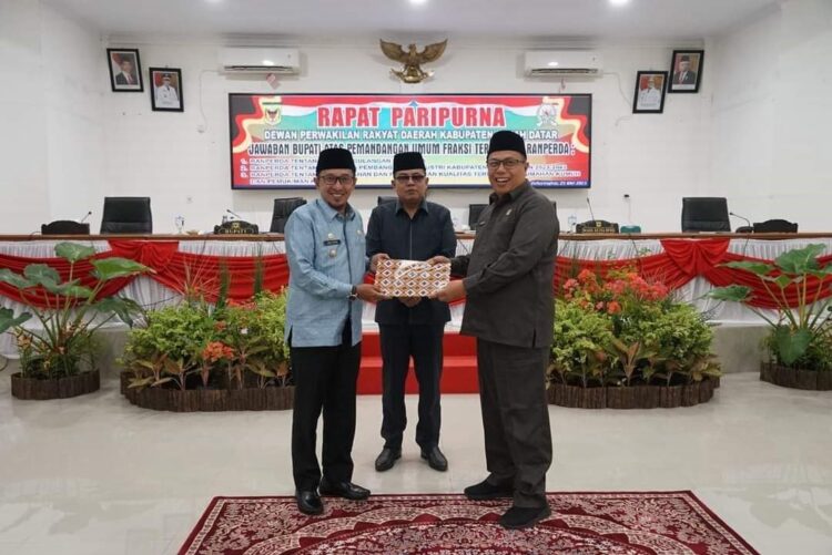 SERAHKAN NOTA JAWABAN—Bupati Tanahdatar Eka Putra serahkan nota jawaban atas pandangan fraksi DPRD.