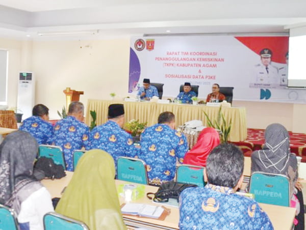 Tanggulangi Kemiskinan Ekstrem, Bappeda Agam Gelar Rapat TKPK-Sosialisasi P3KE 1 RAPAT— Wakil Bupati Agam, Irwan Fikri membuka Rapat TKPK dan Sosialisasi Data P3KE di Aula Bappeda Agam, Rabu (17/5).
