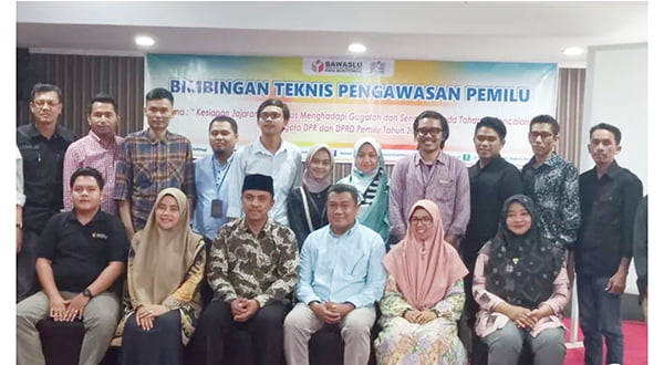 Bawaslu Bukittinggi Gelar Bimtek Kesiapan Pengawas Hadapi Gugatan Sengketa Pemilu 1 BIMTEK— Bawaslu Kota Bukittinggi, menggelar Bimbingan Teknis kesiapan jajaran pengawas menghadapi gugatan dan sengketa pada tahapan pencalonan anggota DPRD Pemilu 2024.
