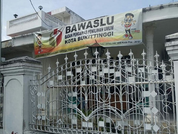BAWASLU BUKITTINGGI— Bawaslu Kota Bukittinggi meminta partisipasi aktif warga dalam pengawalan tahapan Pemilu di daerah setempat termasuk dengan pelaporan terkait jika ada Bacaleg yang bermasalah.