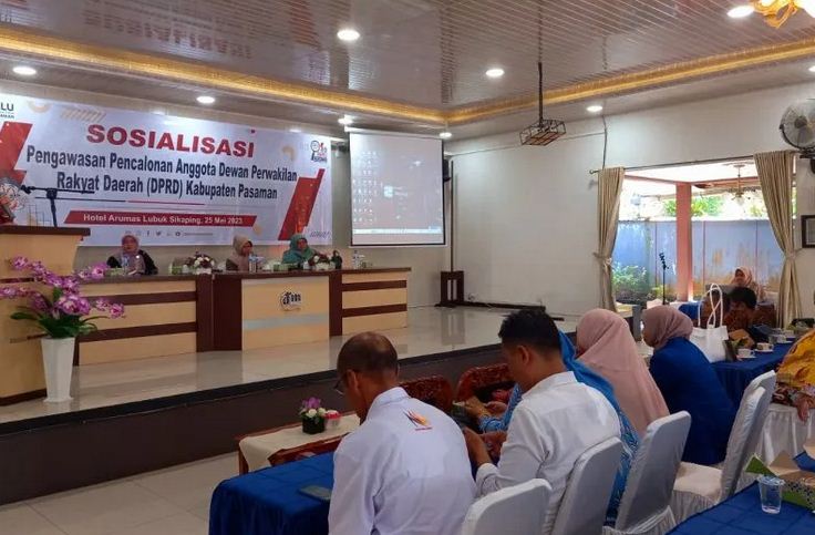 Bawaslu Pasaman Sosialisasikan Pengawasan Pencalonan Anggota DPRD 1 SOSIALISASI— Bawaslu Kabupaten Pasaman, gelar sosialisasi Pengawasan Pencalonan Anggota DPRD guna penguatan pengawasan dan upaya pencegahan pada pelanggaran Pemilu di Aula Arumas Hotel Lubuk Sikaping, Kamis (25/5).