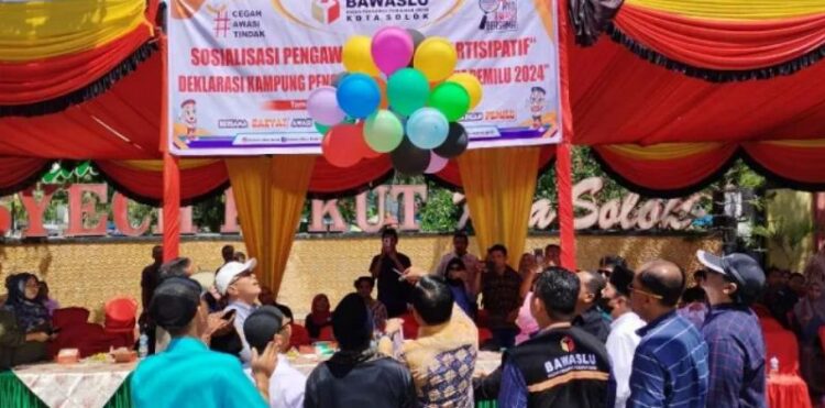 DEKLARASI— Bawaslu Kota Solok menggelar kegiatan Sosialisasi Pengawasan Pemilu Partisipatif melalui Deklarasi Kampung Pengawasan Partisipatif Pemilu 2024, bertempat di Taman Syekh Kukut Kota Solok, Sabtu (27/5) yang lalu.
