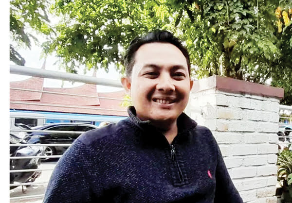 Beda Pilihan Partai, Putra Mantan Wali Kota Bukittinggi Ikut Nyaleg 1 CALEG— Ilham Al Khairi (33), Putra dari mantan Wali Kota Bukittinggi, Ismet Amzis menyatakan maju dalam pemilihan calon legislatif (Caleg) di Bukittinggi dengan Partai yang berbeda dari Ayahnya tersebut.