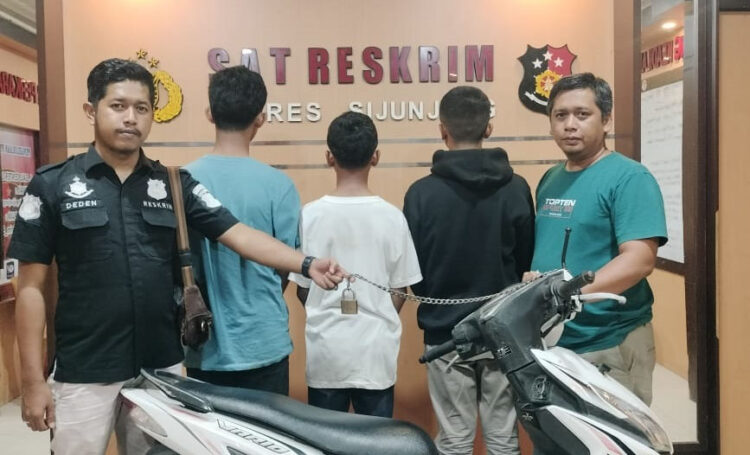 Gegara Saling Ejek, Pelajar SMP Tewas Dikeroyok, Rantai Besi Bergembok jadi Alat, 3 Pelaku Diringkus 1 PELAJAR TEWAS— Tiga pelaku penganiayaan yang mengakibatkan pelajar SMP tewas ditangkap jajaran Satreskrim Polres Sijunjung.