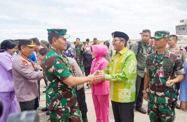 MENYAMBUT KEDATANGAN— Wali Kota Padang Hendri saat menyambut kedatangan Panglima TNI Laksamana Yudo Margono dan Kapolri Jenderal Listyo Sigit Prabowo di BIM.