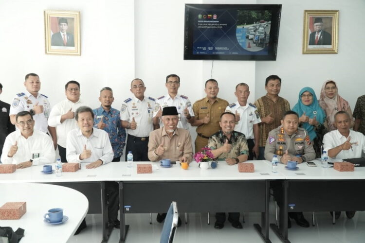 Mahyeldi Sebut Keberhasilan ‘Sistem One Way’, Buah dari Sinergitas Pemprov dan Polda Sumbar 1 FOTO BERSAMA—Gubernur Sumatera Barat, Mahyeldi Ansharullah, Dirkantas Polda Sumbar Kombes Pol Hilman dan pihak terkait foto bersama usai kegiatan.