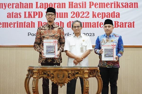 Bukittinggi Raih Opini WTP Kesepuluh Berturut-Turut 1 RAIH PENGHARGAAN— Wako Erman Safar saat menerima opini WTP untuk yang kesepuluh kalinya atas LHP LKPD Kota Bukittinggi dari BPK RI Perwakilan Sumbar Rabu (17/5) lalu.