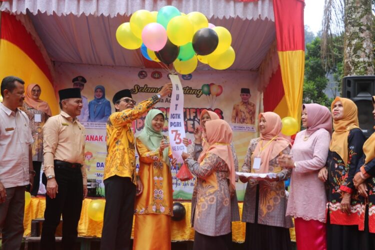 PELEPASAN BALON— Bupati Limapuluh Kota Safaruddin Dt. Bandaro Rajo didampingi Plt. Kadis Pendidikan dan Kebudayaan Retyanda serta Bunda PAUD Nevi Safaruddin, melepas balon tanda dimulainya Pentas Seni Anak dan Guru.