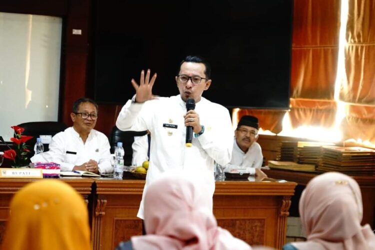 SAMBUTAN—Bupati Eka Putra berikansambutan pada saat memberikan penghargaan pada 75 ASN purna tugas.