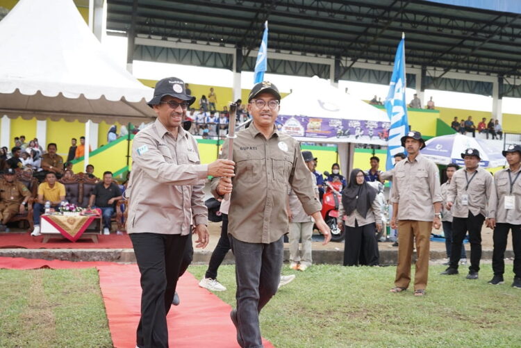 Turnamen Sepak Bola Terbesar di Sumbar, Riau dan Jambi, Bupati Khairunas Buka Smantri Smart Cup (SSC) VIII 1 PEMBUKAAN—Bupati Solok Selatan, Khairunas saat membuka Event Smantri Smart Cup (SSC) VIII.