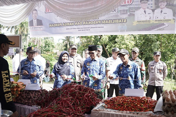 PANTAU—Bupati Limapuluh Kota, Safaruddin Dt.Bandaro Rajo saat memantau gerakan pasa murah di Sitanang.