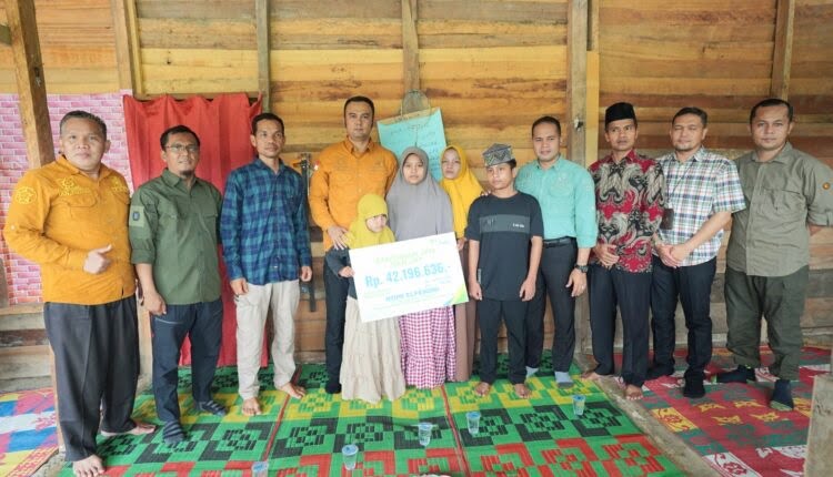 Petani di Palaluar Terima Santunan Jaminan Kematian 1 SERAHKAN SANTUNAN— Bupati Sijunjung Benny Dwifa Yuswir bersama Wakil Bupati H. Iraddatillah menyerahkan santunan Jaminan Kematian (JKM) dan Jaminan Hari Tua (JHT) dari BPJS Ketenagakerjaan Cabang Solok.
