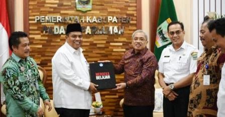 Suhatri Bur Dukung Program Kementerian di Padangpariaman 1 KUNJUNGAN—Bupati Padangpariaman Suhatri saat menerima kunjungan rombongan Direktorat Jendral (Ditjen) PAUD, Pendidikan Dasar dan Menengah Kementerian Pendidikan, Kebudayaan, Riset, dan Teknologi (Kemendikbud Ristek).