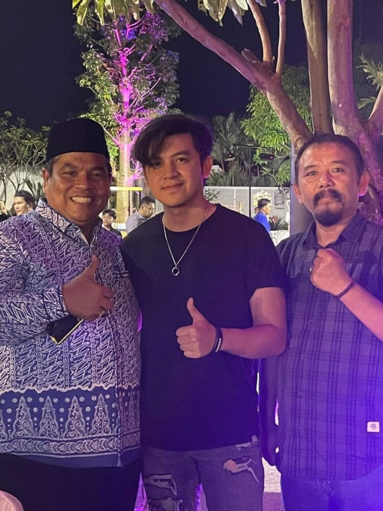 Pemkab Dukung Pengembangan UMKM dan Ekonomi Kreatif 1 BERSAMA—Bupati Suhatri Bur saat bersama pengusahanya