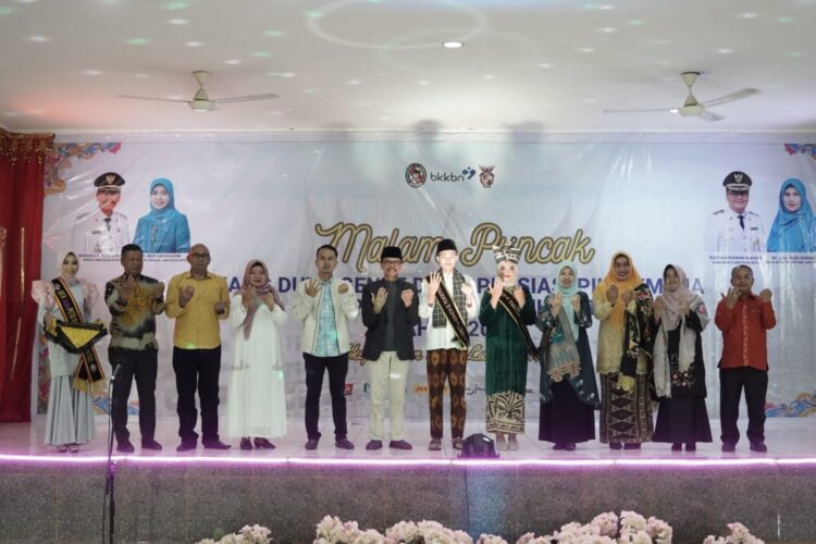 BERSAMA—Bupati  Safaruddin Dt.Bandaro Rajo dan Ketua DPRD Limapuluh Kota bersama duta Genre yang baru saja dinobatkan.