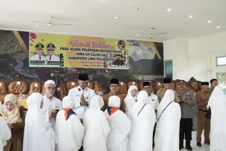 306 CJH Limapuluh Kota Dilepas, Muhammad Fadel menjadi Jamah Haji Termuda 1 PELEPASAN JEMAAH— Bupati Safaruddin melepas sebanyak 306 CJH Kabupaten Limapuluh Kota ke tanah suci.