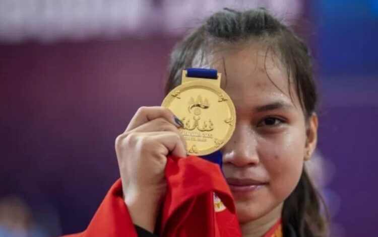 MEDALI EMAS— Juliana Klarisa meraih medali emas angkat besi kelas 55 kg putri di Komplek Olympic Stadium, Minggu (14/5).