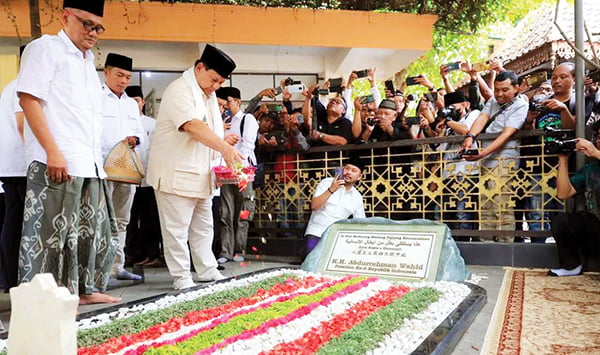 Kegiatan Bacapres, Prabowo Keliling Pesantren, Anies Sapa Relawan 1 SILATURAHMI— Prabowo Subianto menaburkan bunga di makam KH Abdurrahman Wahid (Gus Dur) dalam kunjungannya ke Ponpes Tebuireng, Jombang, Minggu (21/5).