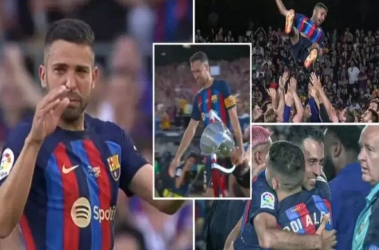 Jordi Alba (kiri) sampai menangis saat dia bersama Sergio Busquets menjalani laga terakhir bersama Barcelona di Camp Nou.