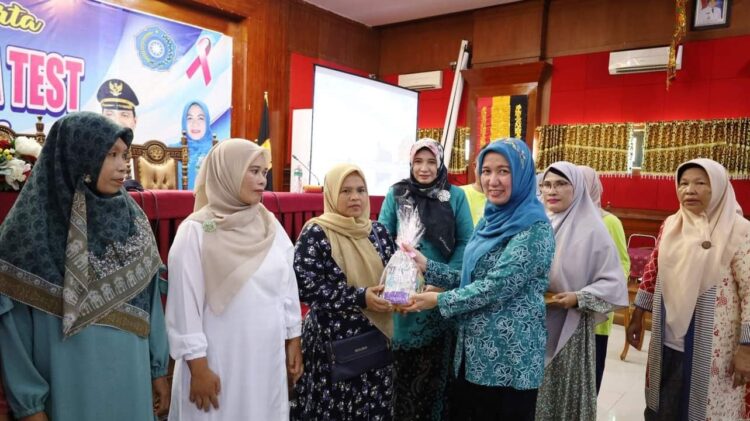 Cegah Kanker Serviks dengan Pemeriksaan Inspeksi Visual Asam Asetat, 7,5 Juta Orang Meninggal Dunia Akibat Kanker 1 GEBYAR PEMERIKSAAN IVA TEST— Ketua TP-PKK Kota Pariaman, Ny.Lucyanel Genius membuka gebyar pemeriksaan Inspeksi visual asam asetat atau IVA Test tingkat Kota Pariaman tahun 2023. Acara ini diinisiasi Dinas Kesehatan Kota Pariaman.