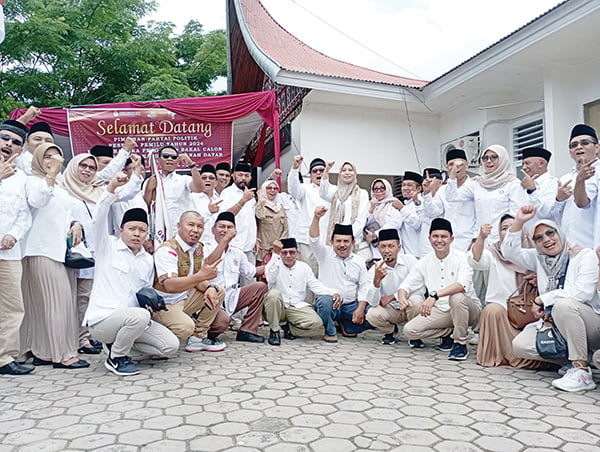 FOTO BERSAMA— DPD Gerindra, Bacaleg serta seluruh simpatisan yang hadir berkesempatan foto bersama usai mendaftar di KPU Tanahdatar.