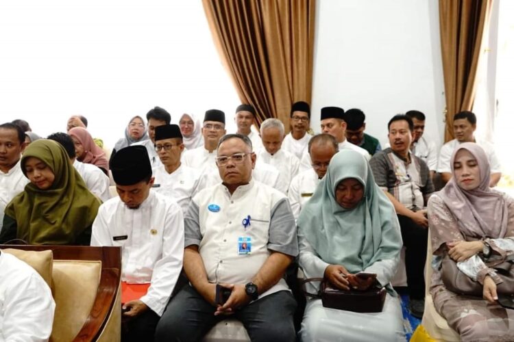 SURVEI IKM— Para pejabat di lingkup Pemerintah Tanahdatar mendapat nilai tertinggi hasil Survei IKM Tanah Datar Adalah Yang Tertinggi.