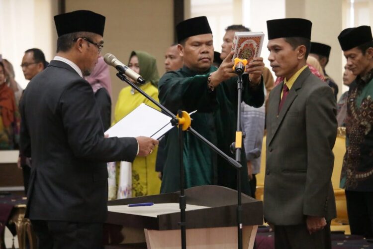 PELANTIKAN— Pj Wali Kota lantik Pj Sekdako Payakumbuh Dafrul Pasi, Jumat (19/5).