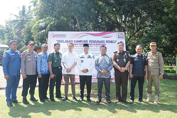 Berpusat di Tugu Hari Jadi Kabupaten Sijunjung, Bawaslu Sijunjung Deklarasikan Pengawasan Partisipatif Pemilu 1 DEKLARASI— Bawaslu Kabupaten Sijunjung sosialisasi dan deklarasi pengawasan partisipatif pemilu 2024 di Tugu Monumen Hari Jadi Kabupaten Sijunjung di Tanjung Bonai Aur, Kecamatan Sumpur Kudus, Rabu (17/5).
