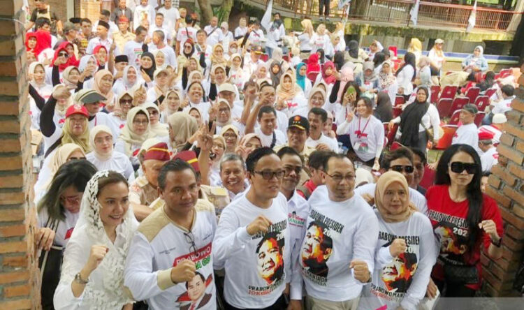 Jokowi Mania Bertransformasi jadi Prabowo Mania 08 1 DEKLARASI— Relawan Jokowi Mania menggelar deklarasi Prabowo Mania 08 di Parung, Kabupaten Bogor, Jawa Barat, Minggu (28/5).