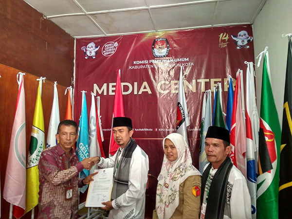 Gerindra Menang, Deni Asra Siap Maju jadi Bupati Limapuluh Kota 1 DAFTARKAN—Deni Asra saat menerima berita acara pendaftaran bacaleg Partai Gerindra ke KPU Limapuluh Kota, baru-baru ini.