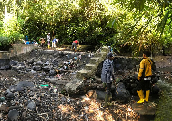 Dinas PUPR Respon Cepat Kerusakan Pintu Air Banda Darek 1 RESPON CEPAT— Dinas Pekerjaan Umum dan Penataan Ruang (PUPR) merespon cepat laporan masyarkat tentang ambruknya pintu air/kepala banda di Daerah Irigasi (DI) Banda Darek yang berlokasi di seberang gerbang DPRD, Kelurahan Guguk Malintang.