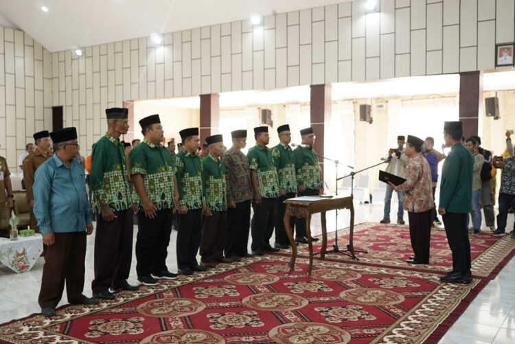 PENGUKUHAN—Sekretaris Daerah Kabupaten Solok Selatan Dr. Syamsurizaldi dikukuhkan sebagai Pimpinan Daerah (PD) Muhammadiyah Solok Selatan periode 2022 – 2027.