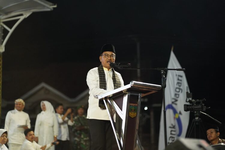 Dua Tahun Kepemimpinan Khairunas-Yulian Efi, ”Alhamdulillah Tetap Kompak dan Supertim” 1 TABLIGH AKBAR —Bupati Khairunas membuka acara Tabligh Akbar bersama Ustaz Abdul Somad di RTH Solok Selatan di Padang Aro, Jumat (26/5) malam.