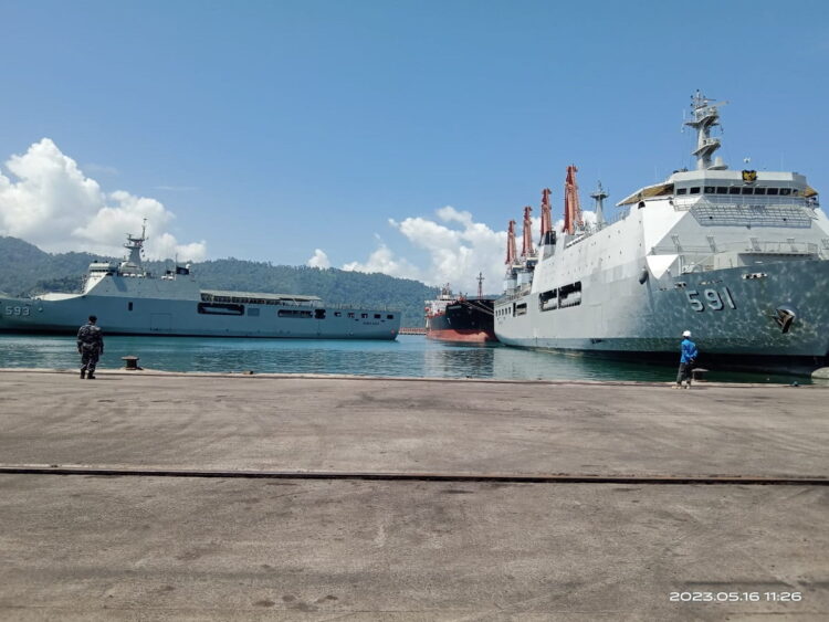 MERAPAT— Dua kapal perang KRI BAC 593 Banda Aceh  dan KRI Surabaya 591, merapat di dermaga Teluk Bayur untuk mendukung Latsitardanus XLIII.