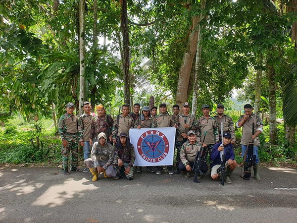 Ekonomi Petani Terpuruk Pasca Covid 19, Parma Sniper Club Memburu Hama Tupai Bantu Petani 1 FOTO BERSAMA—Ketua Parma Sniper Club Serma Azwir foto bersama.