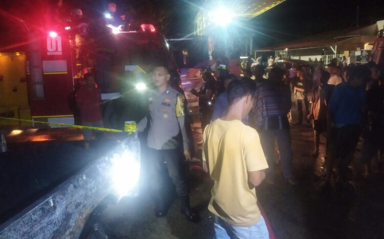 4 Ruko dan 1 Mobil Dilahap si Jago Merah 1 RUKO TERBAKAR— Polisi memasang police line di lokasi kebakaran empat ruko dan satu mobil di Kecamatan Kubung.