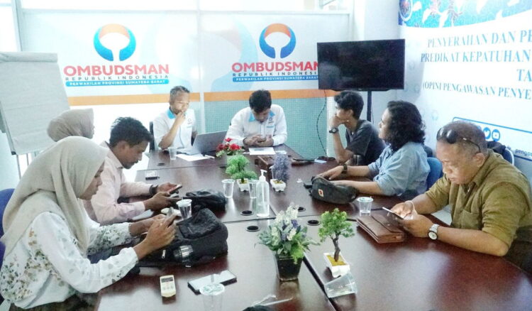 MELAPOR— Perwakilan masyarakat pers Sumatra Barat (Sumbar) saat melaporkan dugaan malaadministrasi dalam insiden pengusiran jurnalis ketika meliput pelantikan Wakil Wali Kota Padang Ekos Albar.