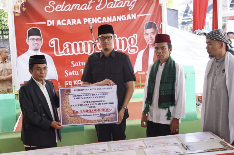 Wako Erman Safar bersama Ust Abdul Somad saat memberikan dana hibah tahun Anggaran 2022 untuk program 1 Kelurahan 1 Rumah Tahfidz dengan total Rp1,8 miliar