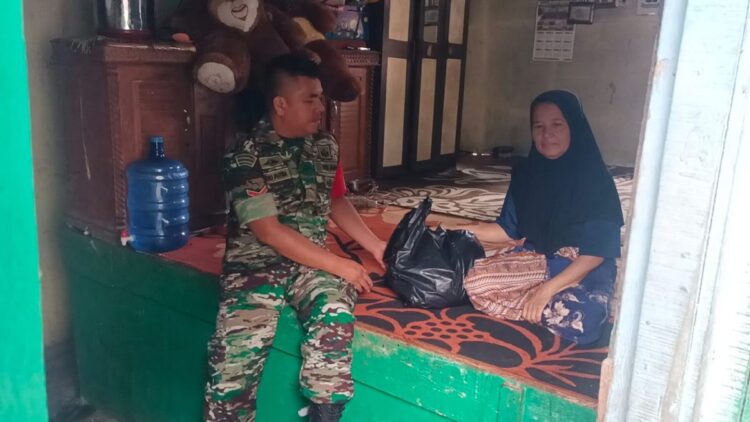 BANTUAN—Ernawati (60) warga Jorong Durian Tarung, Nagari Lubuk Gadang, Kecamatan Sangir, Kabupaten Solok Selatan dapat bantuan Babinsa.