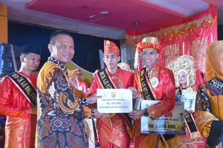 SERAHKAN HADIAH—Wako Genius Umar serahkan hadiah kepada pemenang.