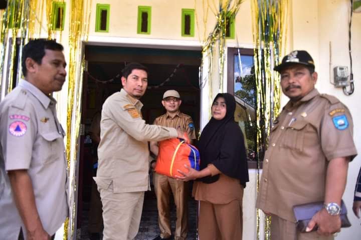 BANTUAN—Wali Kota Sawahlunto Deri Asta serahkan bantuan pada  warga terdampak tanah longsor di Desa Pasar Kubang, Kecamatan Lembah Segar.