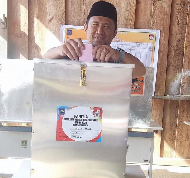 Pemilihan Kepala Desa Ditabuh, Libatkan 37 Orang Calon Kades 1 SURAT SUARA—Salah seorang pemilih memasukkan surat suara pada pemilihan kepala desa.