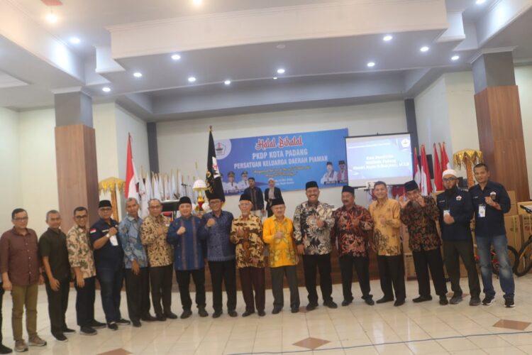 FOTO BERSAMA—Ketua DPD PKDP Kota Padang Amril Amin bersama Wali Kota Padang Hendri Septa, panitia dan udangan lainnya.