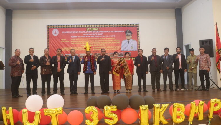 Wako Hendri Septa Lantik dan Kukuhkan, Bezaliel Mendrofa sebagai Ketua IKBM Padang 1 PENGUKUHAN PENGURUS— Wali Kota Padang Hendri Septa bersama Bezaliel Mendrofa sebagai Ketua IKBM Padang serta pengurus lainnya usai pelantikan IKBM Kota Padang.