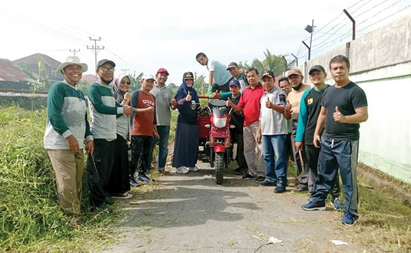 bersihkan lingkungan— Lurah Jati Agusman dan LPM Harlin bersama warga RW 04, 07, 09  Kelurahan Jati, melakukan goro bersama dan ikut dihadiri langsung Camat Padang Timur Siska Meilani, S.STP, MM, Minggu (21/5).