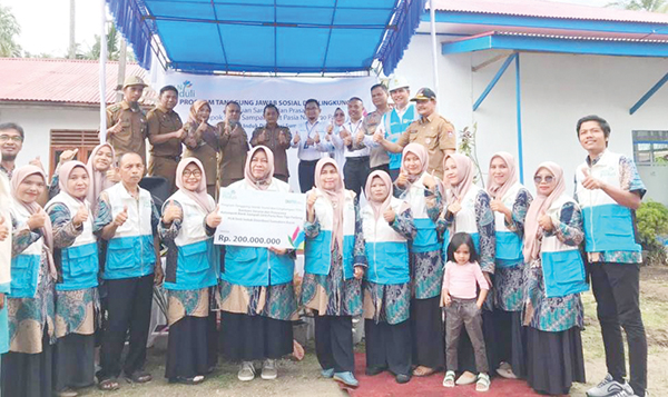 Galeri Bank Sampah Pasie Nan Tigo Diresmikan 1 BANTUAN PLN—Kelompok Bank Sampah Unit Pasie Nan Tigo, Kecamatan Kototangah menerima bantuan senilai Rp200 juta dari PLN Sumatera Barat, usai peresmian Galeri Bank Sampah Pasie Nan Tigo, Senin (29/5).