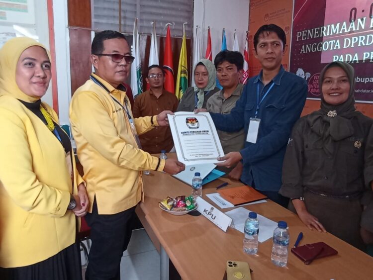 BERKAS PENDAFTARAN— Ketua DPD Golkar Tanahdatar, Anton Yondra didampingi Sekretaris Retry Usda menerima lampiran berkas pendaftaran Bacaleg Golkar dari Ketua KPU Fakhrul Rozi.